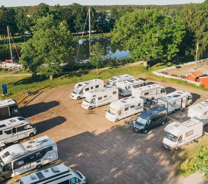 Husbilar vid Göta kanal.