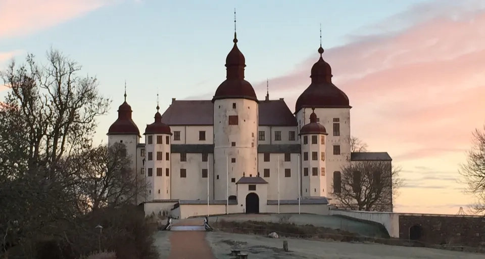 Läckö slott med pastellfärgad himmel.  