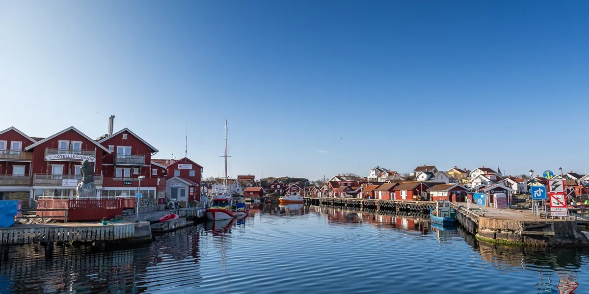 A body of water with a bunch of houses on it.