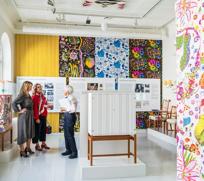 En grupp människor som står i ett rum.