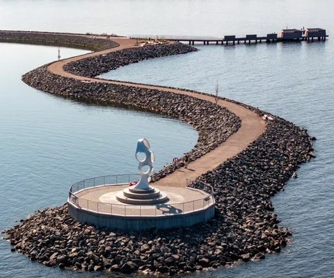 Framnäs strandpark med konstverket HOLD