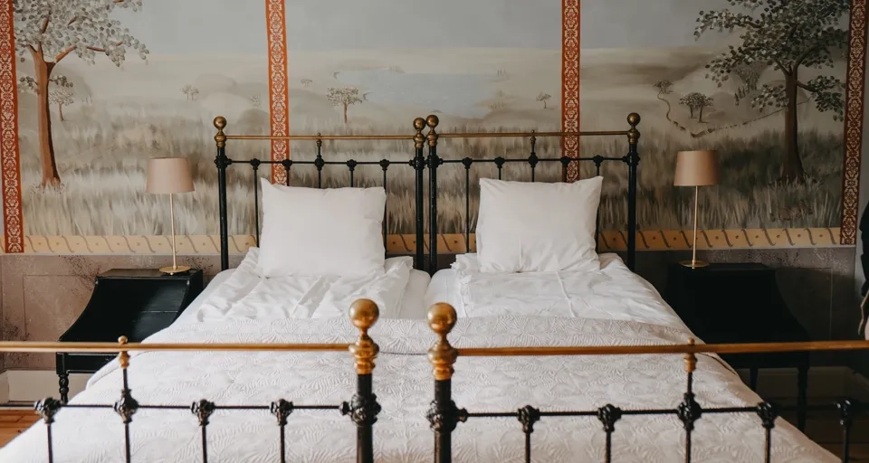 Bäddad dubbel säng.