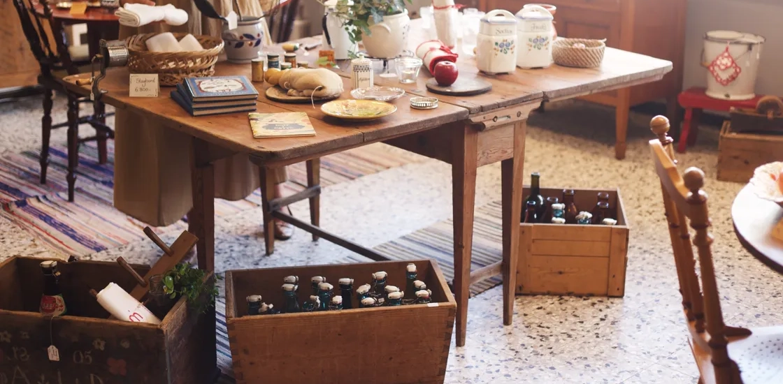Bord med gamla prylar.
