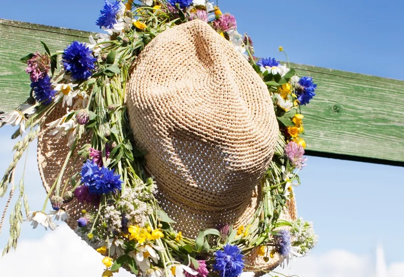 Midsommarkrans på hatt