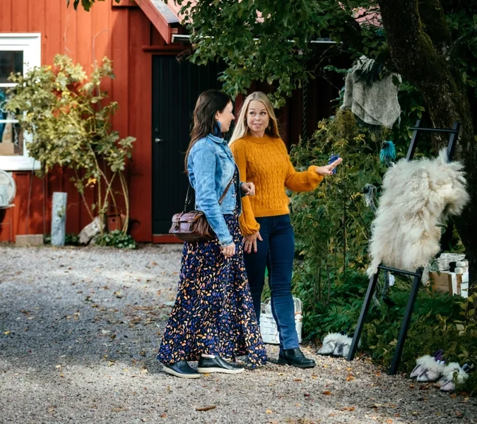 Människor på konstrunda.
