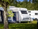 Människor som umgås på en camping.