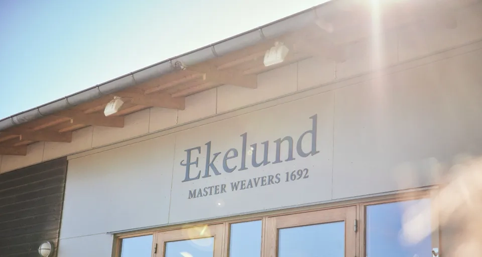 Framsidan av en byggnad som har en skylt på sig.