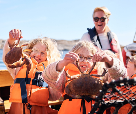 Barnfamilj på krabbfiske med Kastor Boat Trips