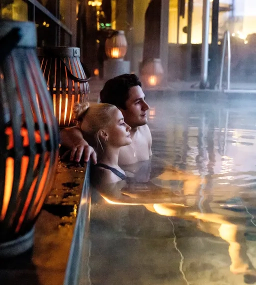 Gäster njuter i inomhuspoolen på Arken Hotel & Art Garden Spa