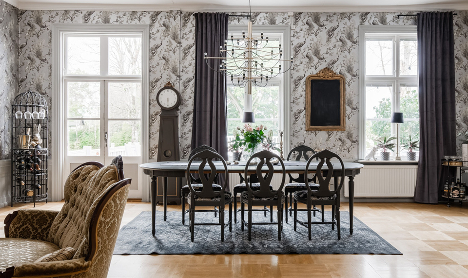 Ett vackert vardagsrum på Hova Prästgård B&B
