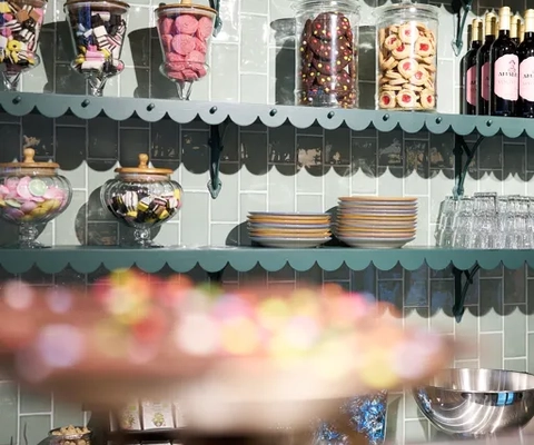 Hyllor med  skålar fylld med godis