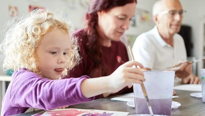 Barn och vuxna målar