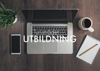 En bärbar dator som sitter på ett träbord.