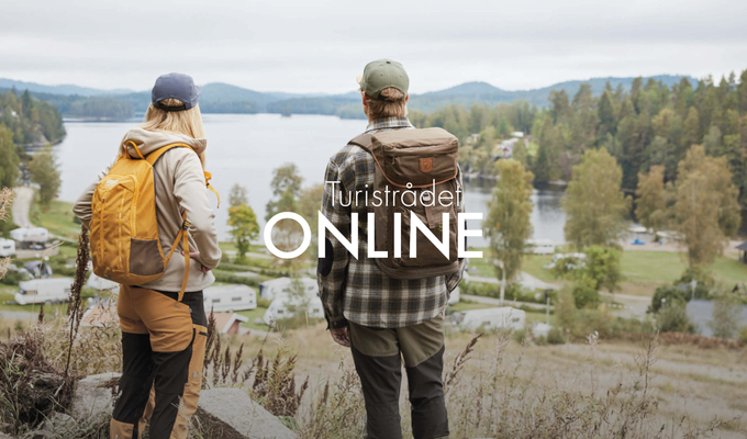 Några personer som står på toppen av en kulle.