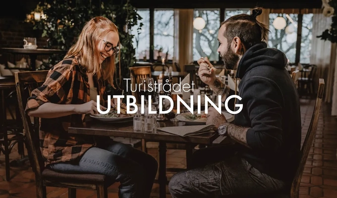 En man och en kvinna sitter vid ett bord på en restaurang.