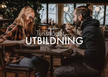 En man och en kvinna sitter vid ett bord på en restaurang.