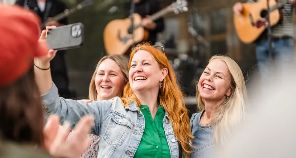 Vänner roar sig på en musikfestival.