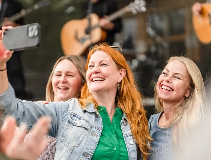Vänner roar sig på en musikfestival.