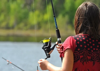 En flicka håller i ett fiskespö