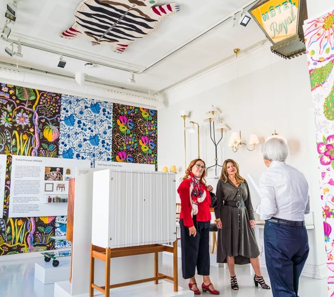 Kvinnor på Estrid Ericson utställning