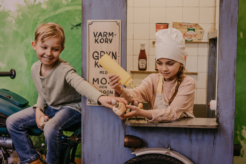 En pojke och en flicka sitter på en motorcykel.