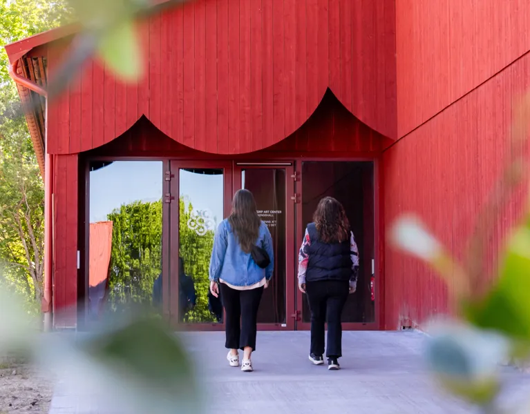 Exteriör bild av en röd byggnad.