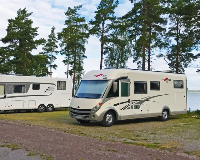Husbilar på ställplatsen vid Mariestads golfklubb, utsikt över Vänern.