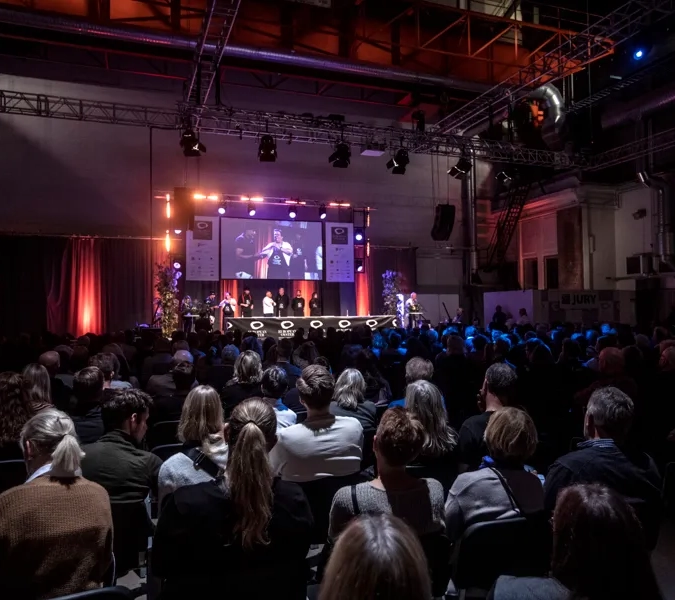 Människor som sitter och tittar på tävlingen under EM i Ostronöppning