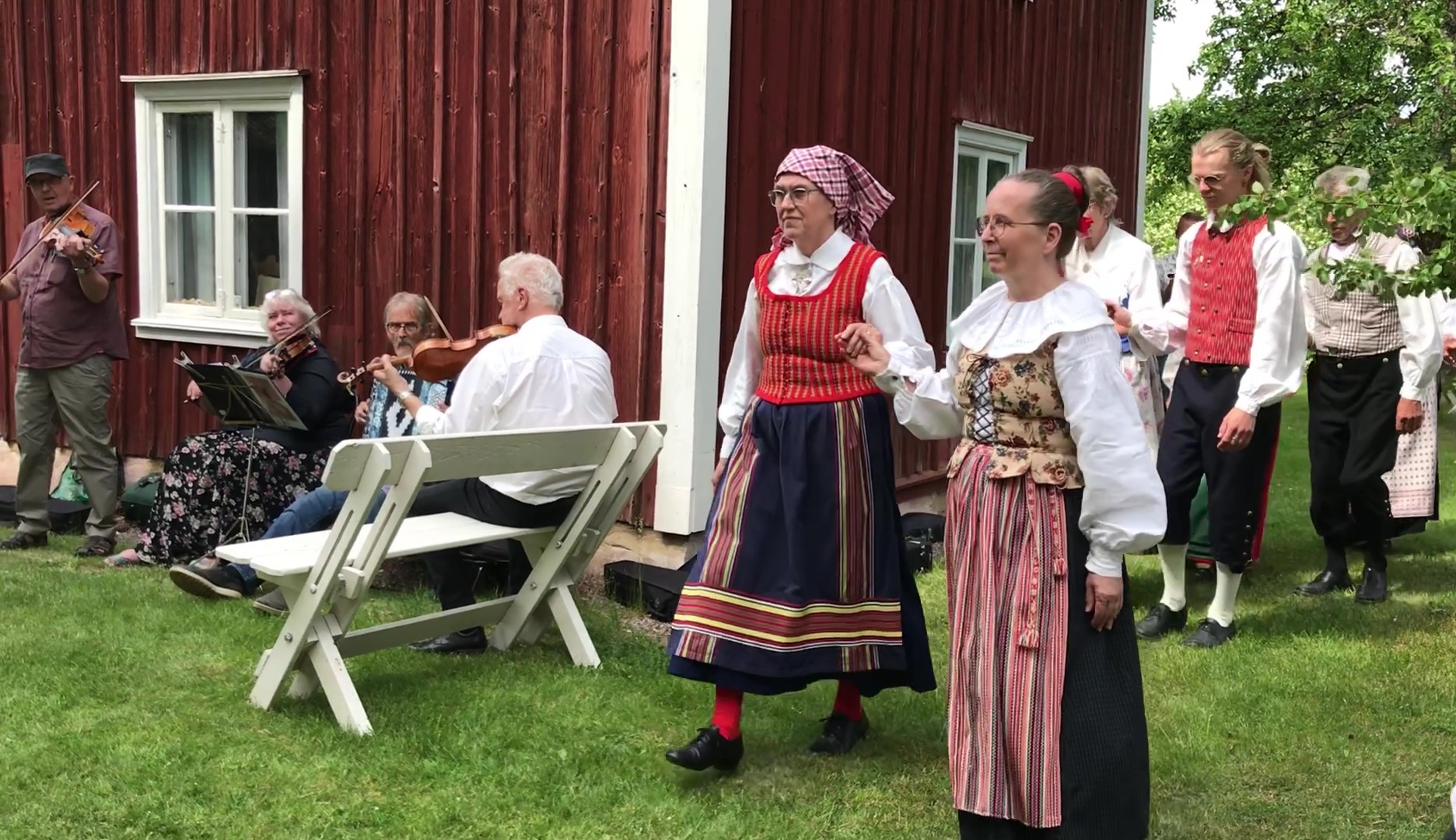 Spelmansträff med Folkdans i 1800-talets bondemiljö