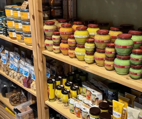 Hylla med matvaror i burk och påser