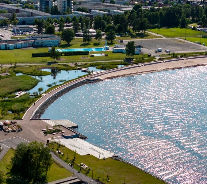 Framnäs strandpark med strandpromenad, fotat från ovan