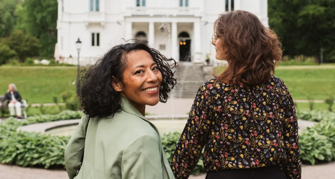 Några kvinnor som står bredvid varandra.