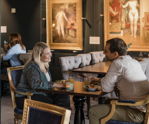 Människor som besöker en hotellrestaurant.