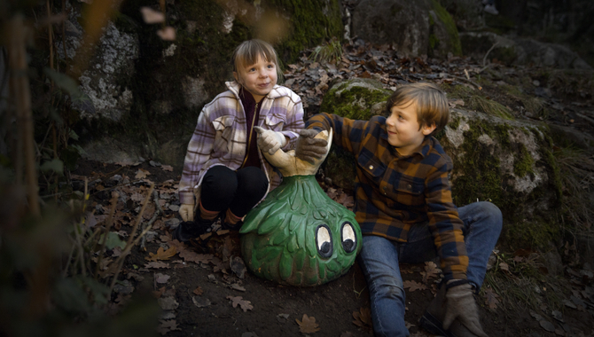 Några barn som sitter på marken.