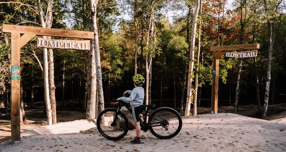 Ett barn som står redo att cykla MTB-leden Jumptrail på Högaliden MTB Arena