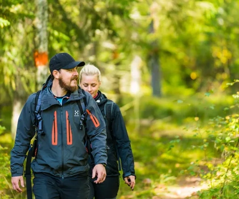 Två personer på vandringsleden Västra Vätterleden i Hjo.