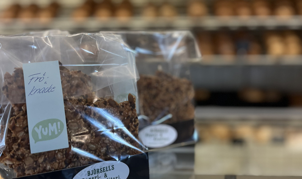 Två påsar med granola som står på en bänk.