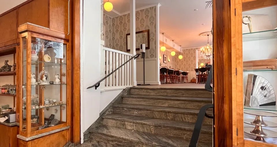 Ett rum som har en massa trappor i sig.