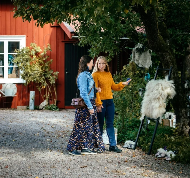 Människor på konstrunda.