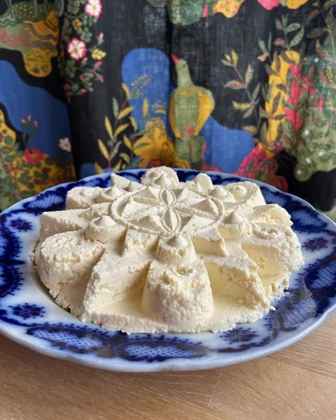 En Äggost upplagd på ett blåvitt fat