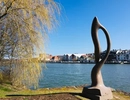 En staty framför ett vattendrag.