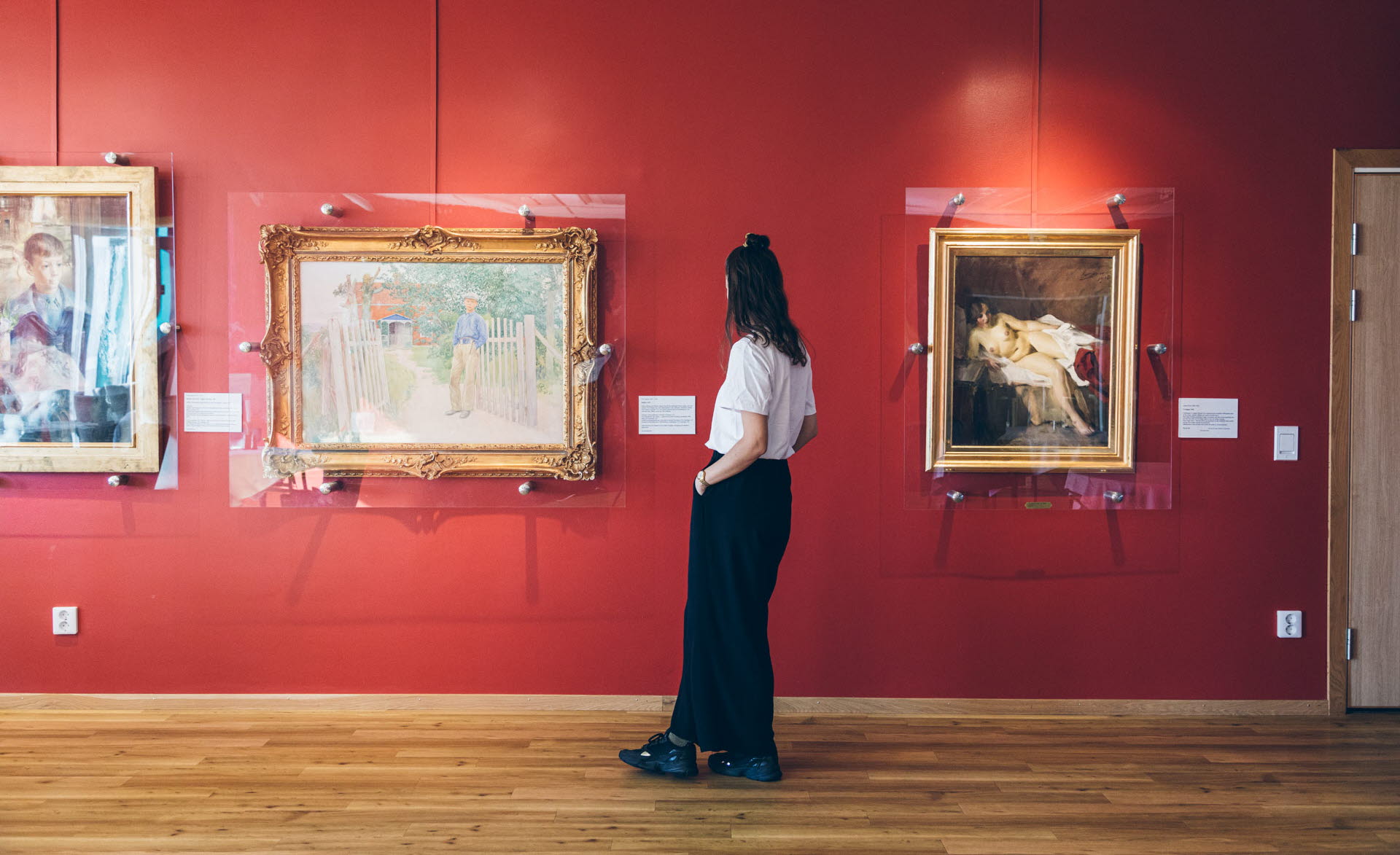 En kvinna som studerar konstverk