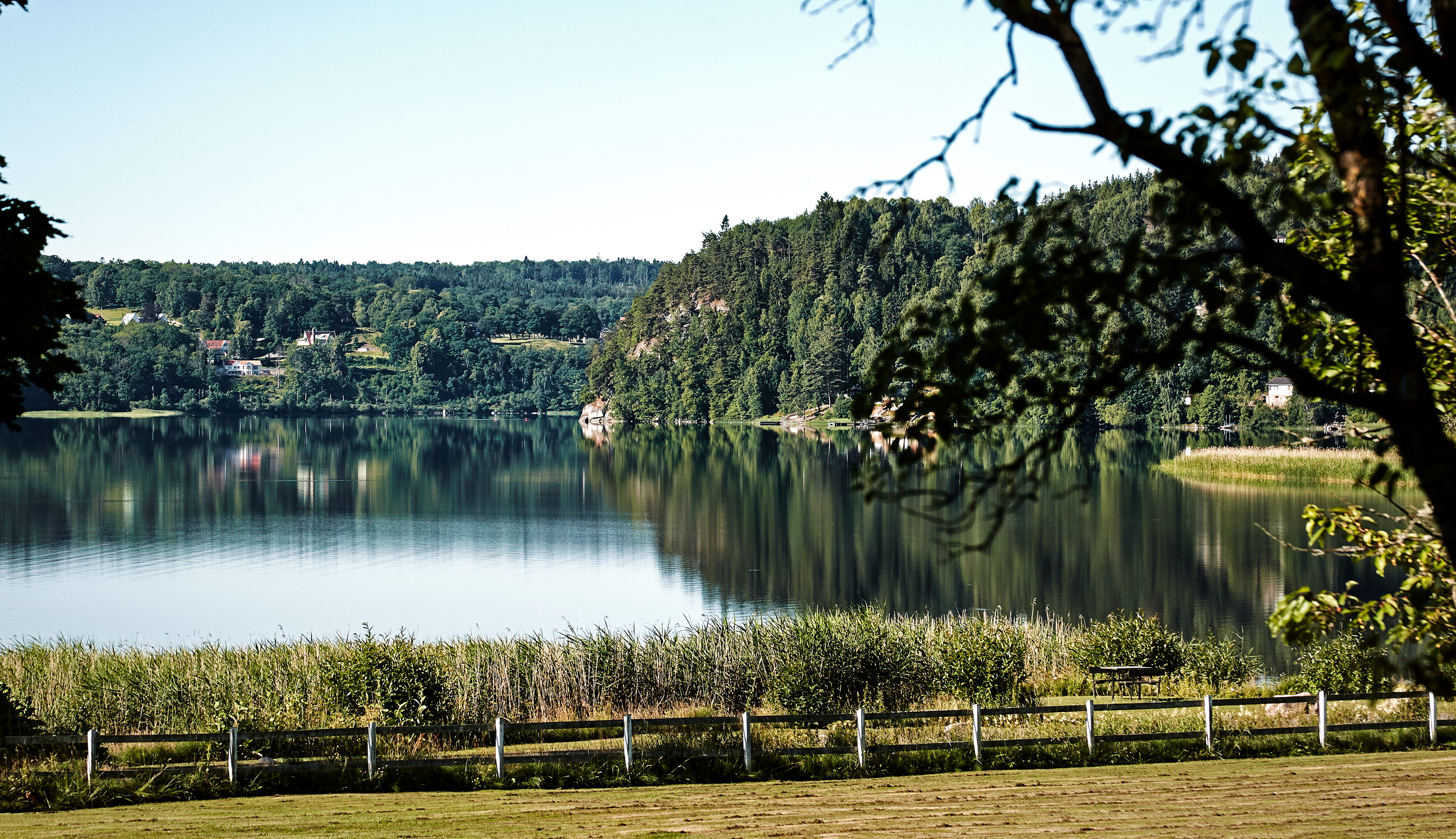 View over the lake by Aspenäs Herrgård. 