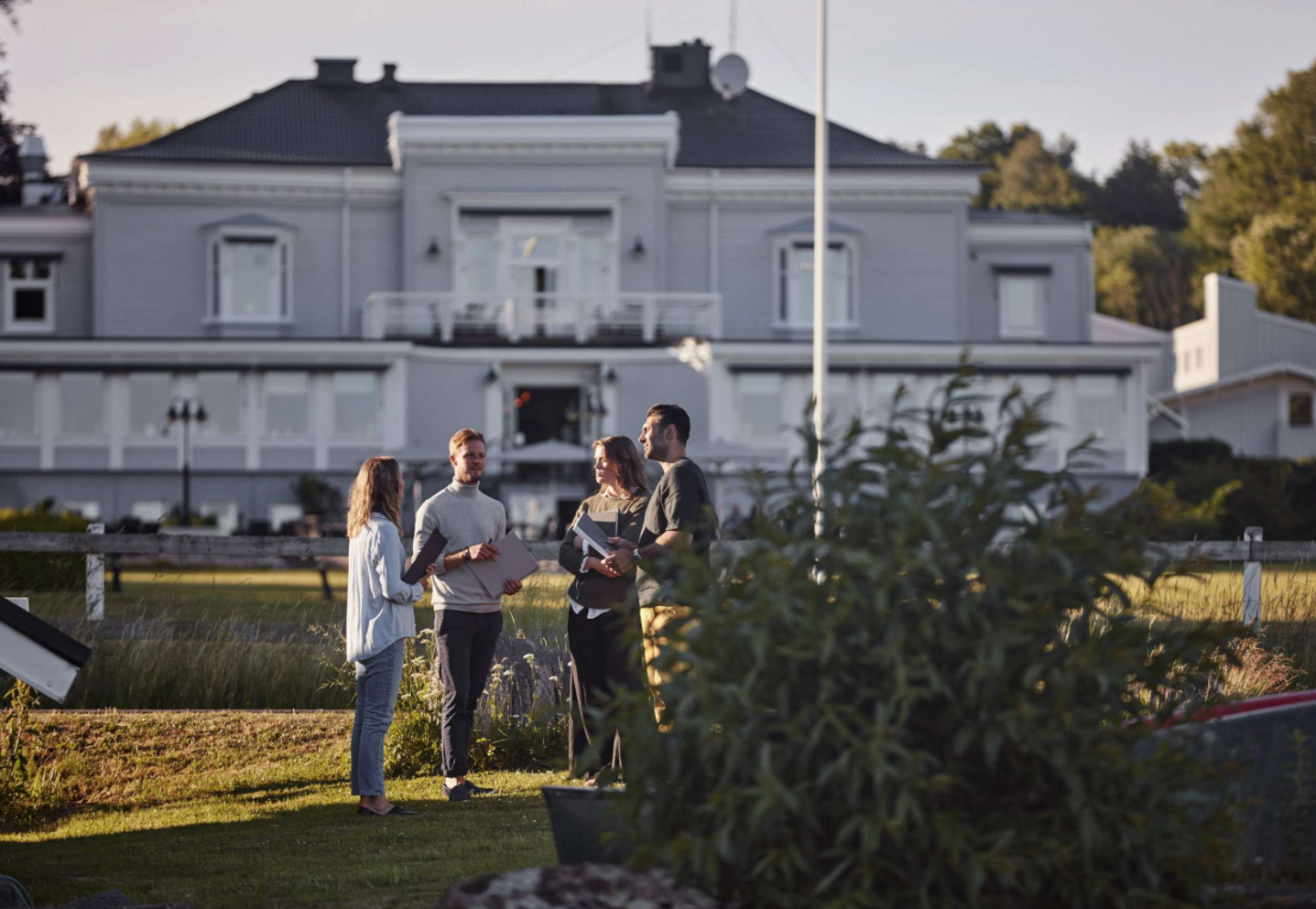 Guests in the garden at Aspenäs Herrgård