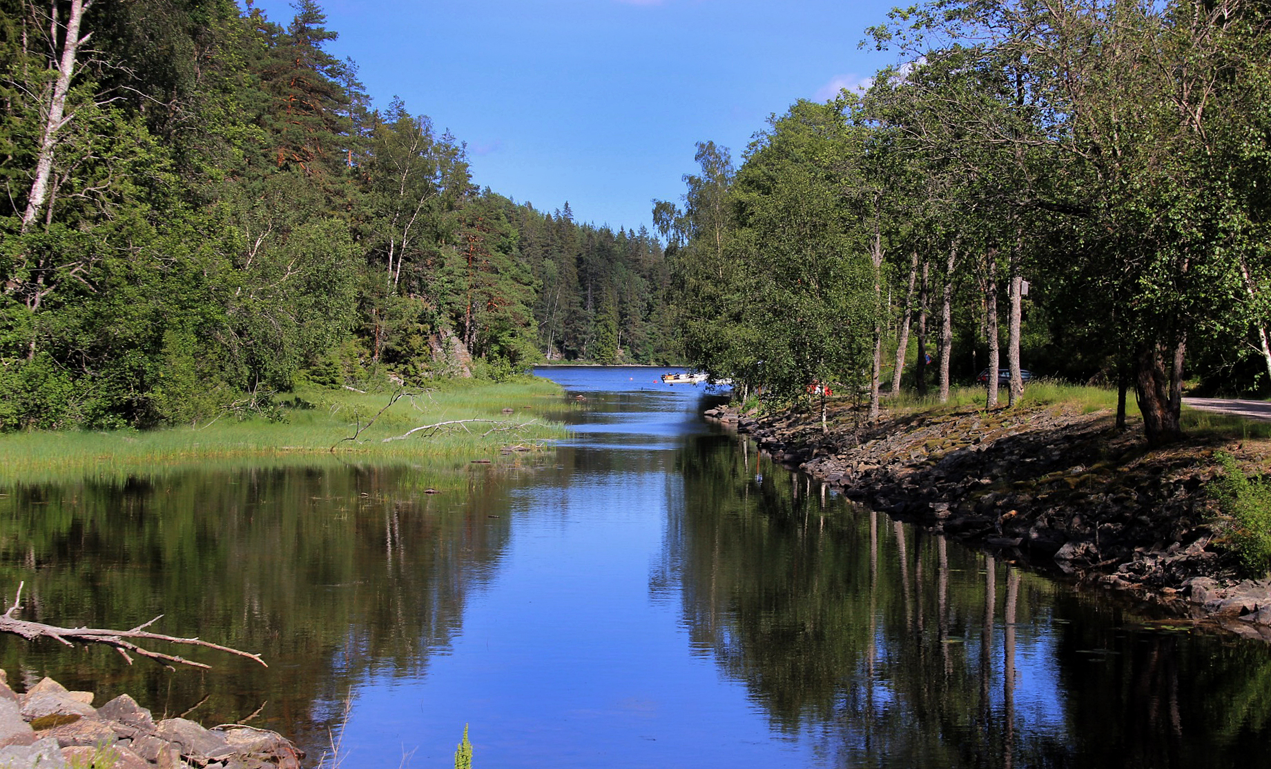 Vy över vattendrag vid Bäckefors Bruk