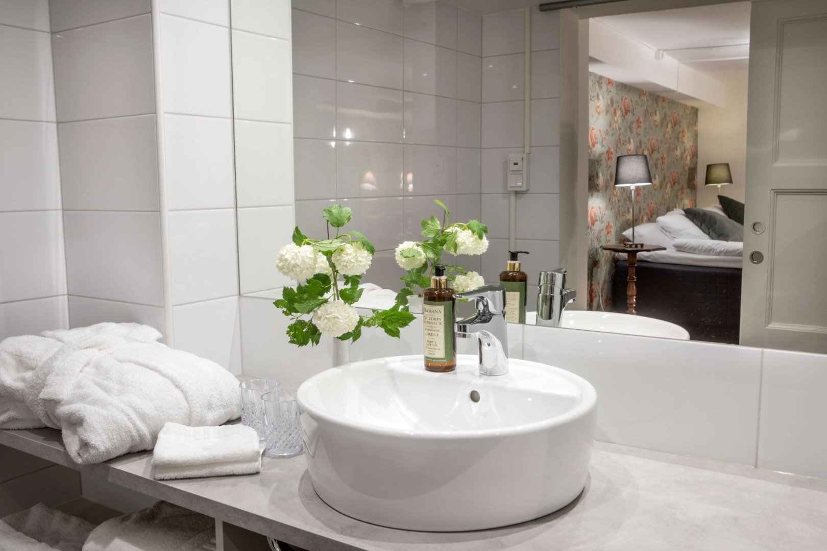 Vitt och fräscht badrum på Hotell Bele