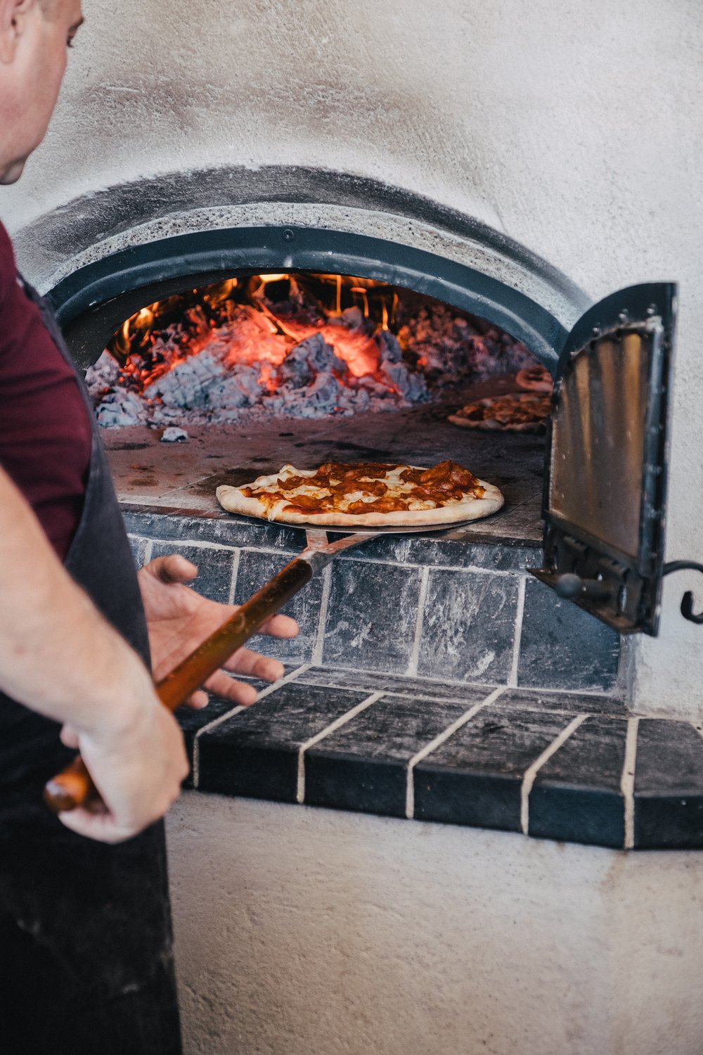 Vedeldad pizzagräddning på Bassotto Pizza