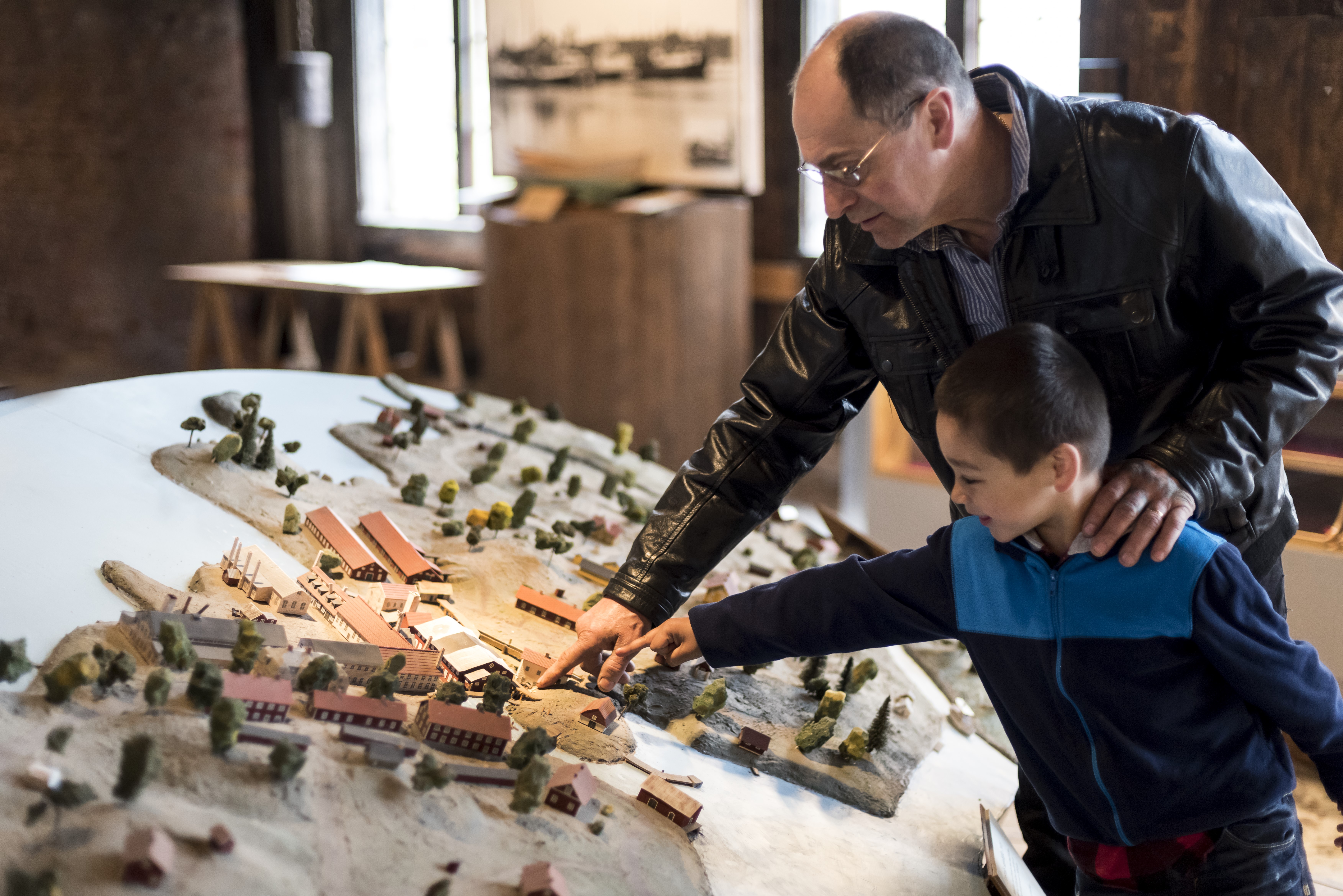 Besökare på en utställning på Forsviks bruk 