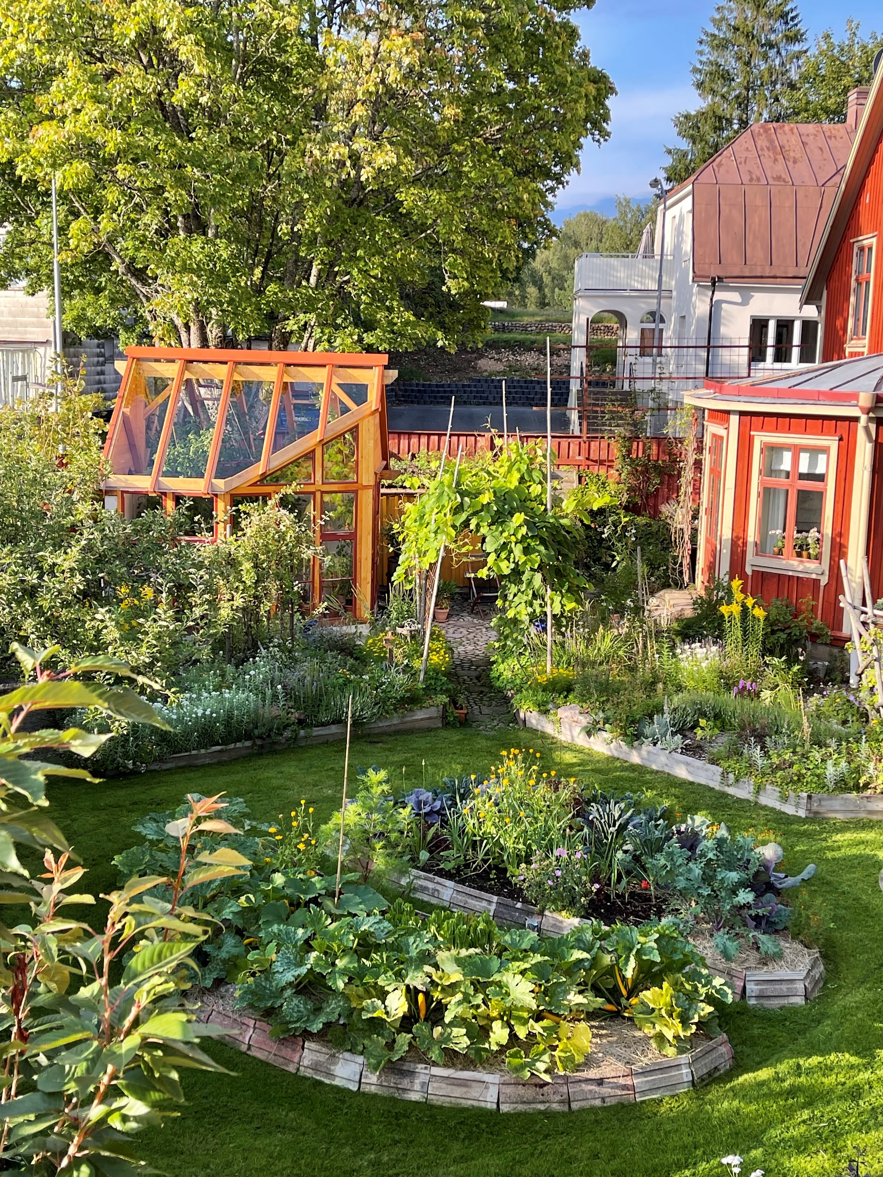 Blomstrande trädgård hos Lilla Hotellet i Tranemo