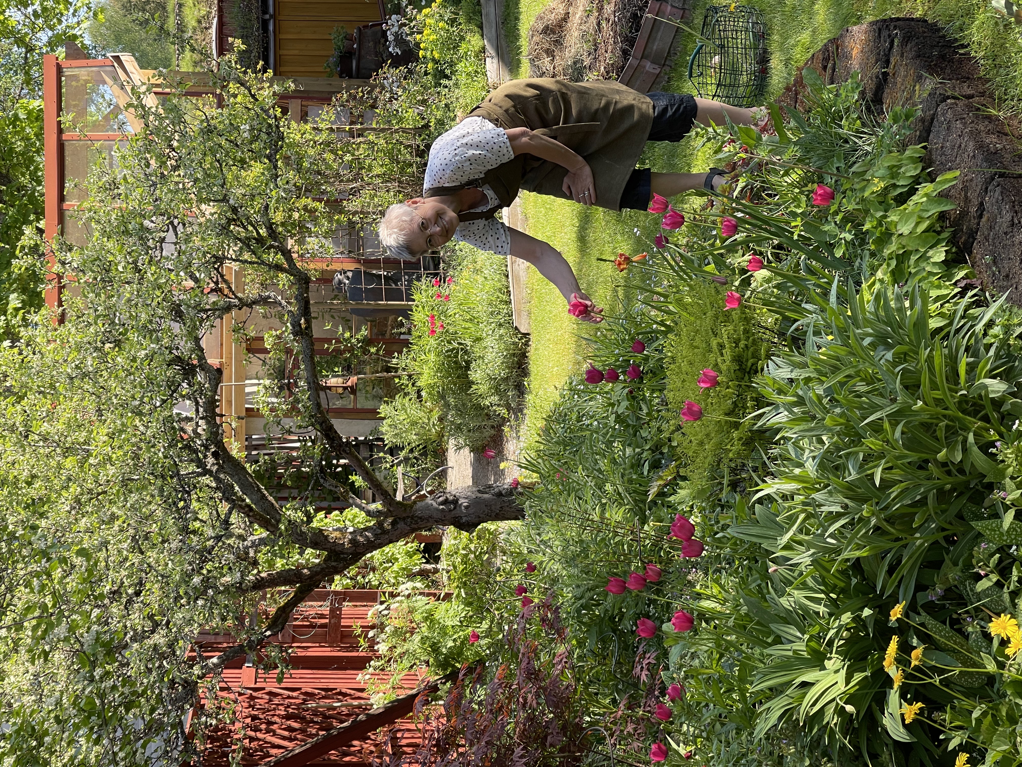 Blomstrande trädgård och ägarinnan för Lilla Hotellet i Tranemo